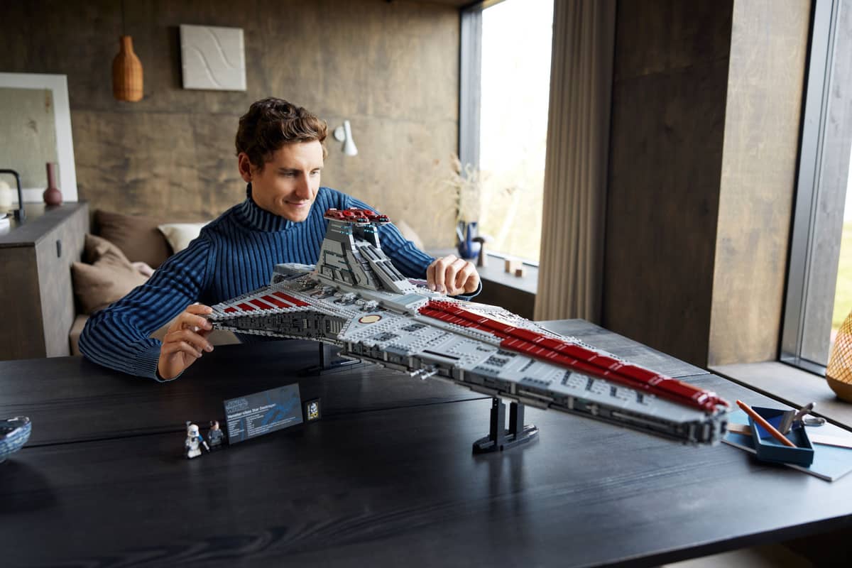 Decorative LEGO Star Wars 75367 Venator-Class Republic Attack Cruiser vase by Pillowle featuring detailed ship design in ceramic style.